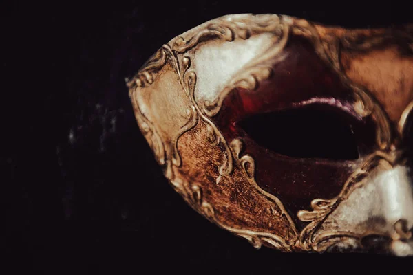 暗い背景に活気のあるヴェネツィアのマスク 高品質の写真 高品質の塗料で飾られたベネチアンマスク カーニバルマスク — ストック写真