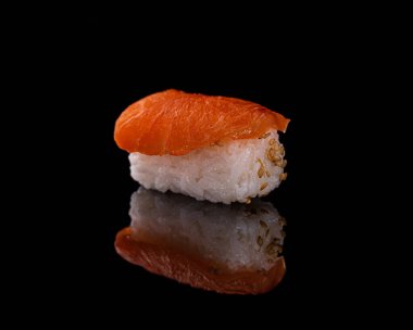 Suşi siyah arka planda yuvarlanıyor
