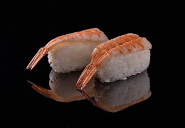 Suşi siyah arka planda yuvarlanıyor