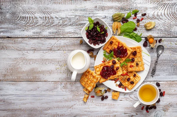 Wiener Waffeln mit Marmelade auf einem Holztisch, Draufsicht