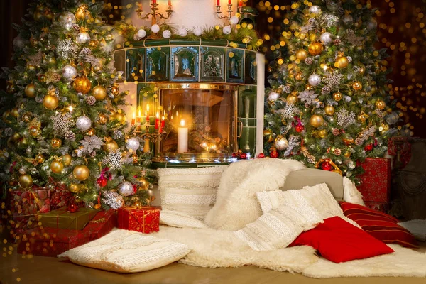 クリスマスツリーと贈り物と暖炉の部屋のクリスマスの装飾 — ストック写真