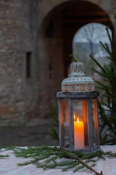 Hořící Svíčka Vánoční Lucerně Pozadí Starobylého Hradu — Stock fotografie