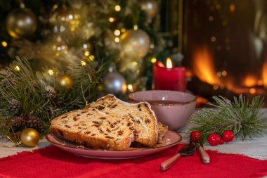 Yılbaşı pastası Noel ağacı ve şöminede çalındı.