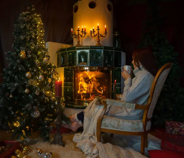 Девушка Кресле Рождественском Интерьере Камина — стоковое фото