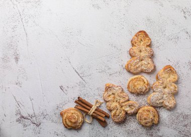 Hafif arka planda noel ağacı şeklinde puf böreğinden Noel kurabiyeleri. Yukarıdan görünüm