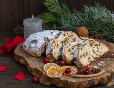 Noel pastası çalınmış Noel dekorunda dilimlenmiş