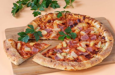 Pizza mit Schinken, Ananas ve Kse