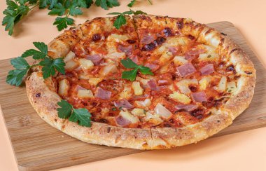 Pizza mit Schinken, Ananas ve Kse