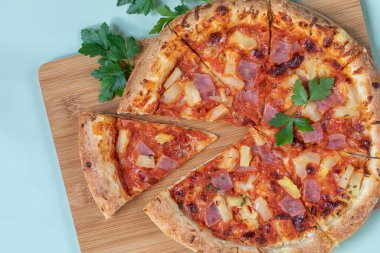 Pizza mit Schinken, Ananas ve Kse