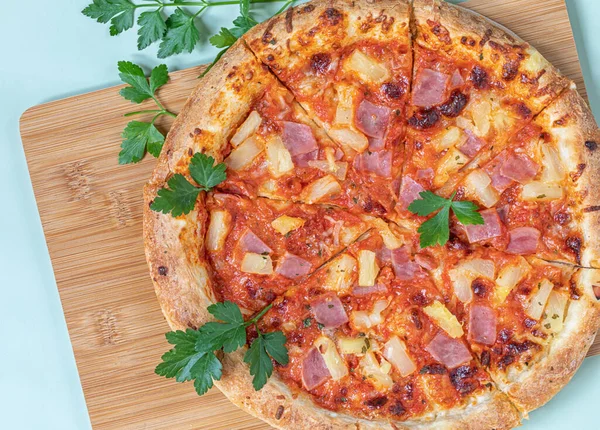 Pizza mit Schinken, Ananas ve Kse