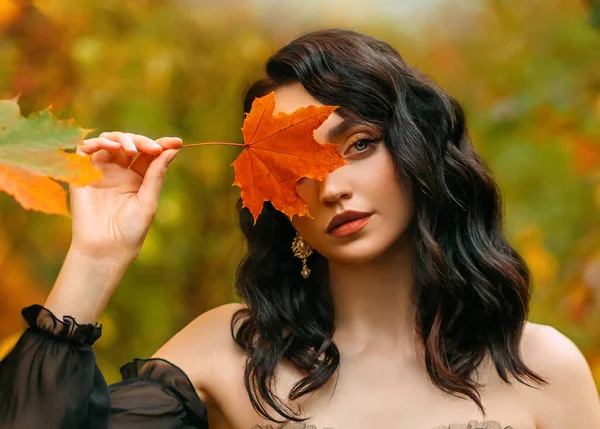 Fantezi Kızı Prenses Elinde Kırmızı Turuncu Sonbahar Yapraklarıyla Gülen Yüzünü — Stok fotoğraf
