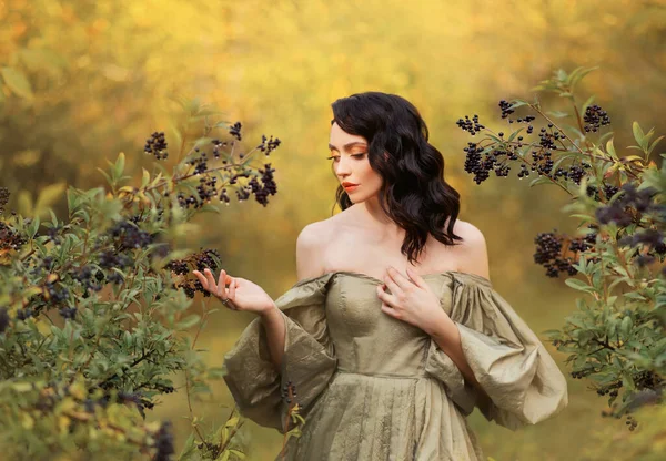 ロマンチックな女性のファンタジーの女の子のプリンセスは熟した濡れた黒い果実に触れます 秋の自然を歩くアート写真 肖像画の女性の女王 中世のドレスヴィンテージ古いスタイル裸セクシーオフ肩パフスリーブ — ストック写真