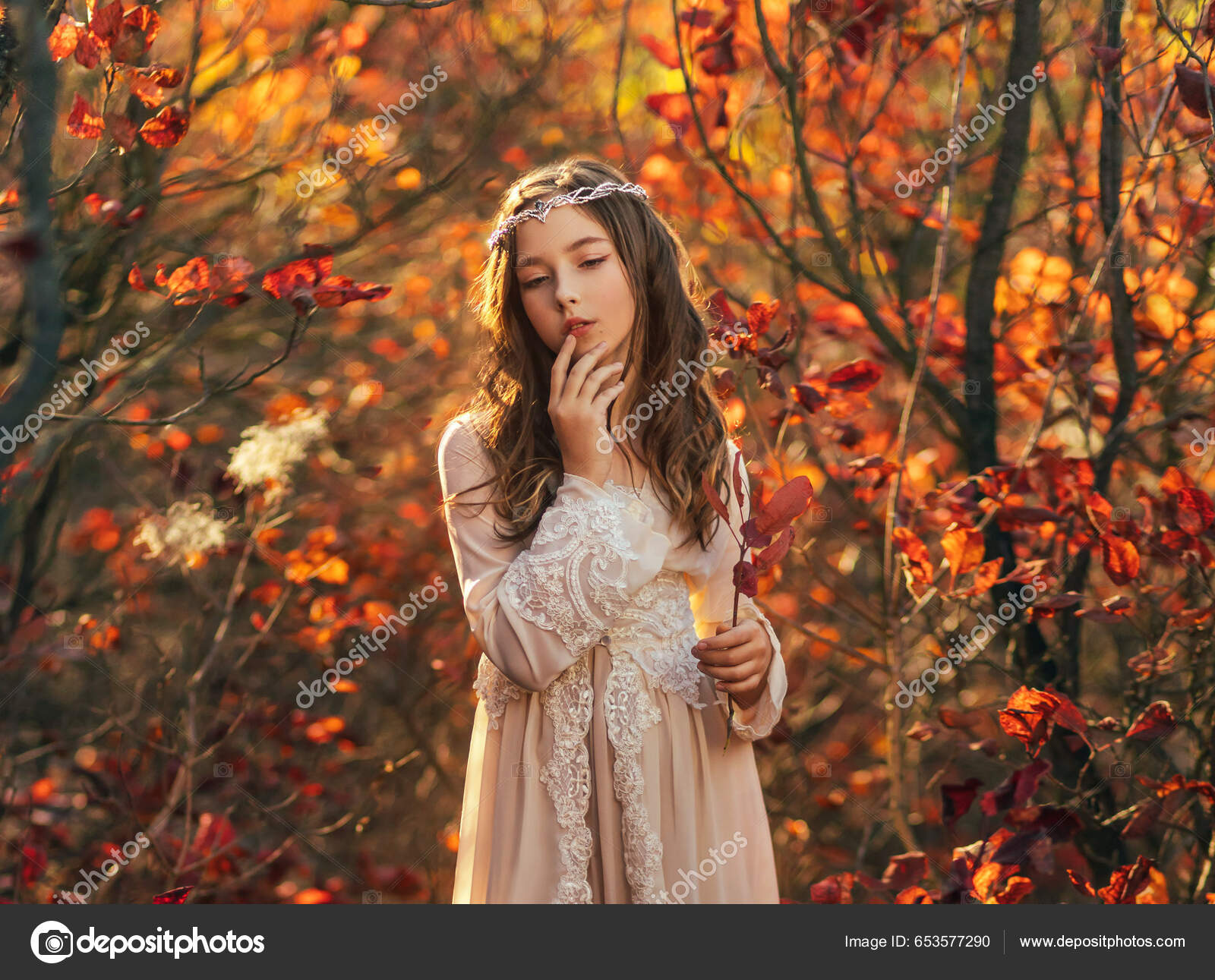 Φανταστικό Πορτρέτο Έφηβη Πριγκίπισσα Κορίτσι Περπάτημα Στο Δάσος Ξανθά  Μαλλιά — Φωτογραφία Αρχείου © liqwer20.gmail.com #653577290