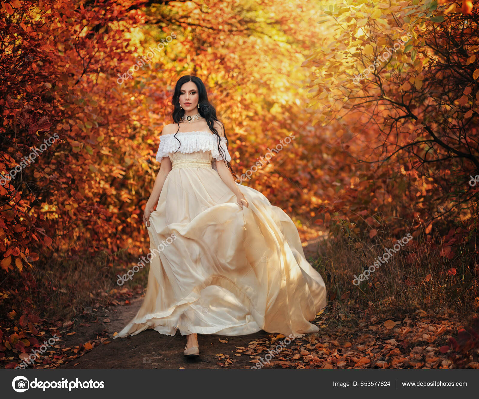 Art Photo Fantasy Γυναίκα Βασίλισσα Περπάτημα Γοτθικό Φθινόπωρο Δάσος Λευκό  — Φωτογραφία Αρχείου © liqwer20.gmail.com #653577824