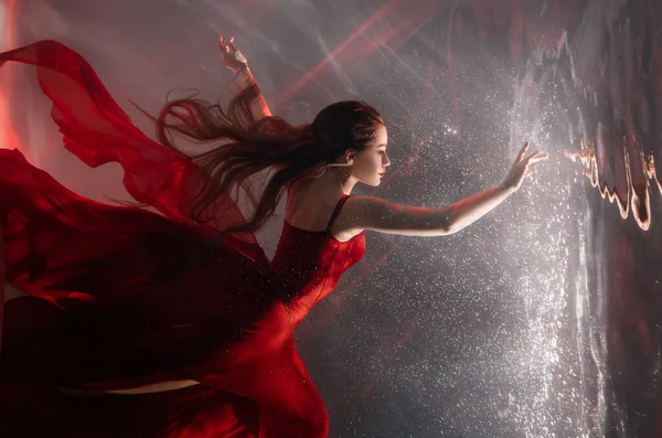 Suyun Altında Yüzen Gizemli Kadın Sihirli Işık Aynasına Dokunuyor Yansımaya — Stok fotoğraf