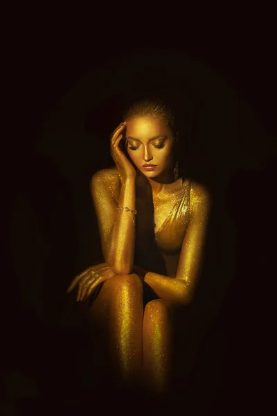 Retrato Closeup Beleza Fantasia Mulher Rosto Tinta Dourada Pele Dourada — Fotografia de Stock