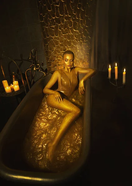 환상의 여인의 페인트로 황금빛 피부에 패션의 모델의 여신은 욕실에 빛나는 — 스톡 사진