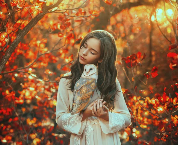 幻想中的少女公主手牵着手 拥抱着爱的白鸟谷仓猫头鹰 闭上美丽的眼睛 享受大自然 神奇的太阳光 秋天的森林树 老式服装 — 图库照片