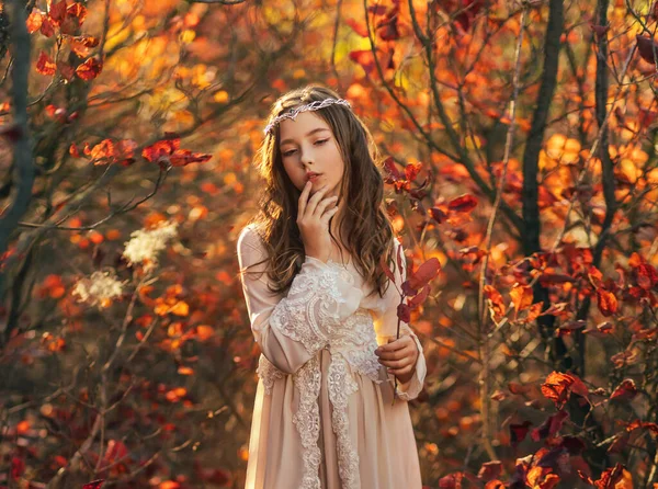 Fantezi Portresi Genç Prenses Kız Ormanda Yürüyor Sarı Dalgalı Saçlar — Stok fotoğraf