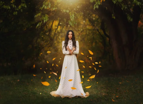 Gotycka Fotografia Artystyczna Fantasy Kobieta Tworzy Magię Jasne Boskie Światło — Zdjęcie stockowe