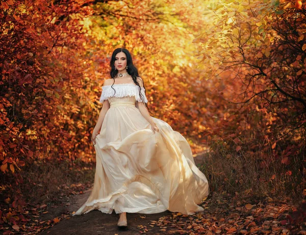 アートフォトファンタジー女性の女王ゴシック秋の森の中を歩く 白のヴィンテージスタイルのドレス 女の子の王女の美しさは長い波状の髪 エレガントなセクシーな裸のオープン肩に直面する レッドオレンジイエローカラーダークツリー — ストック写真