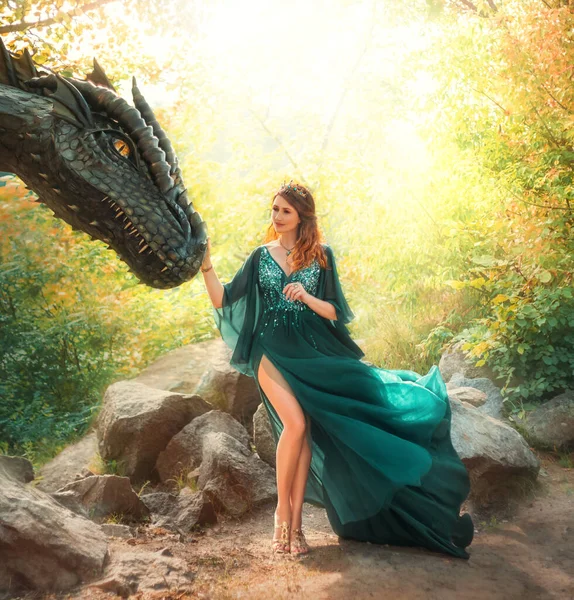 Mujer Reina Fantasía Mano Toca Hocico Del Antiguo Dragón Verde — Foto de Stock