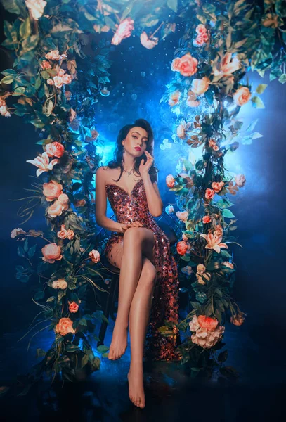 Portré Szexi Fantasy Istennő Trónon Éjszaka Sötét Kert Virágzik Tavasz — Stock Fotó