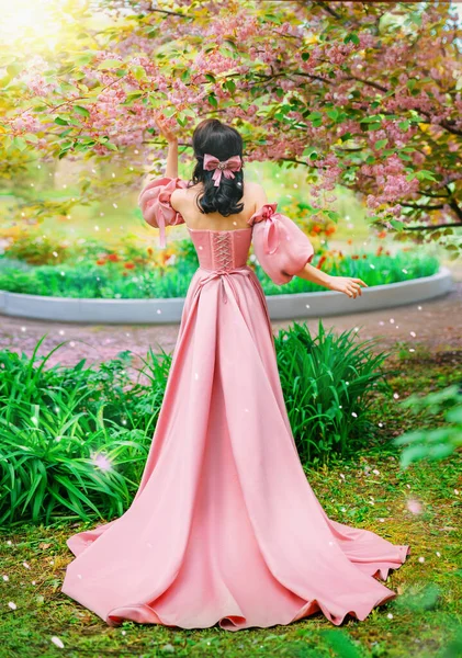 Fantezi Kız Prenses Eli Çiçeklere Dokunuyor Sakura Ağacı Bahar Bahçesi — Stok fotoğraf