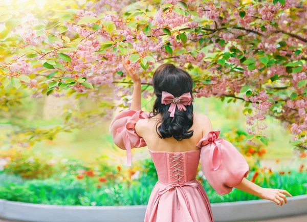 Fantasy Κορίτσι Πριγκίπισσα Χέρι Αγγίζοντας Λουλούδια Sakura Δέντρο Άνοιξη Φύση — Φωτογραφία Αρχείου