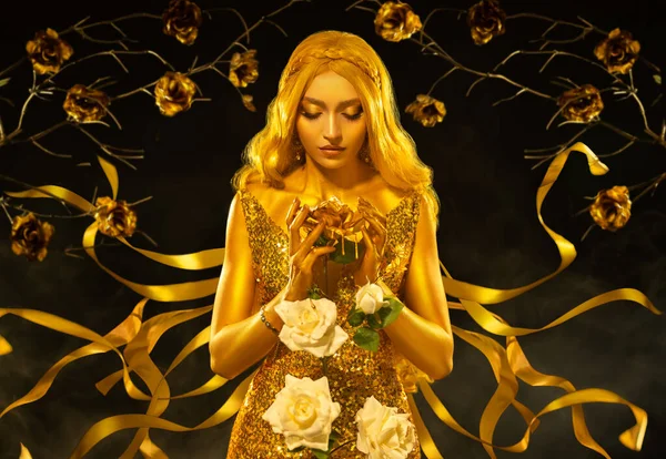 白いバラの花を手に持つアートフォトファンタジー女性の女王 ドレスリボン風になびく輝き 夜の庭 金のバラの木 ブラック スタジオ ブロンド妖精プリンセス女の子黄金の肌の美しさの顔 — ストック写真
