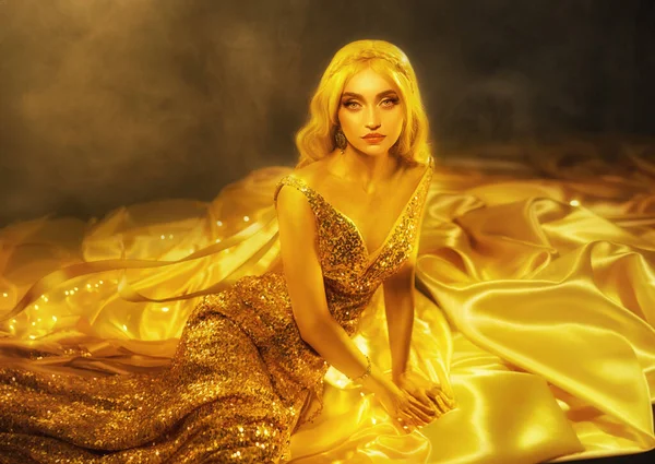 Блондинка Длинном Золотом Вечернем Блестящем Платье Лежит Атласной Ткани Полу — стоковое фото