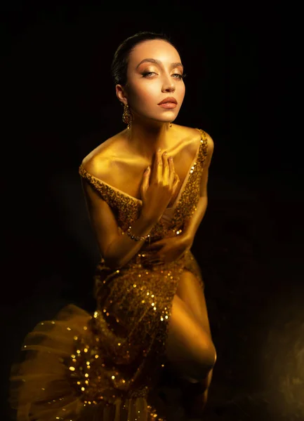 Resim Stüdyosu Portresi Güzel Yüz Mankeni Altın Gece Elbisesi Moda — Stok fotoğraf