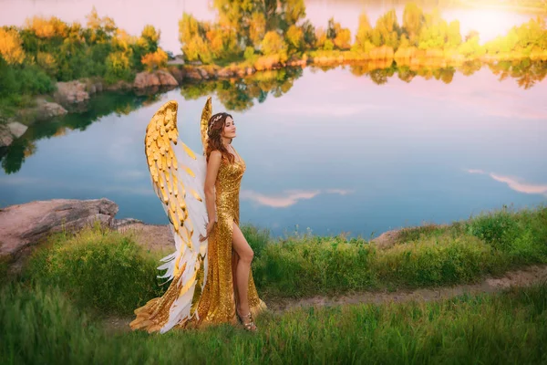 판타지 여신인 천사가 호수의 강에서 하늘을 바라보며 마법의 하느님의 황금색의 — 스톡 사진