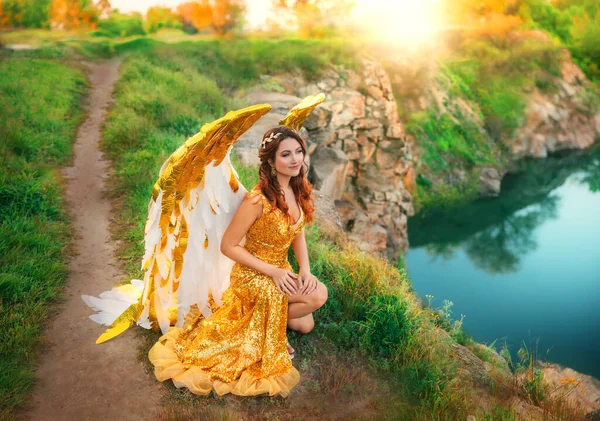 판타지 여신의 천사가 강둑의 마술같은 하느님의 광선에 황금색의 장식을 황금색 — 스톡 사진