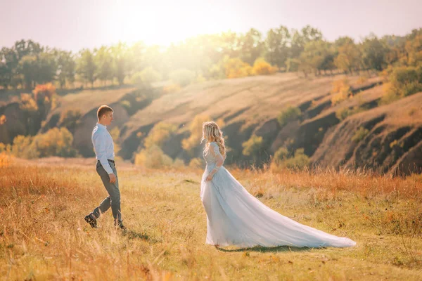 커플들은 명절을 보내는 결혼식을 사랑하고 결혼에 개념입니다 경관을 남자가 잔디에 — 스톡 사진