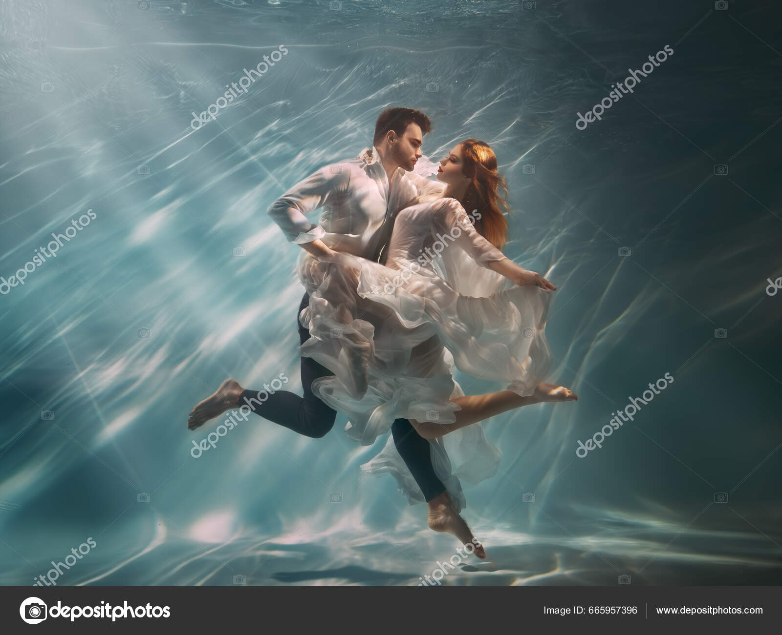Real People Фото Счастливая Влюбленная Пара Плавает Водой Женщина.