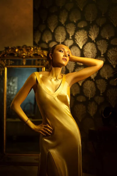 Konstfoto Stark Ansikte Flicka High Fashion Modell Poserar Lyx Rum — Stockfoto