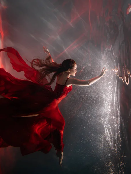 Tajemnica Fantasy Kobieta Pływa Pod Wodą Dotyka Magiczne Lustro Światła — Zdjęcie stockowe