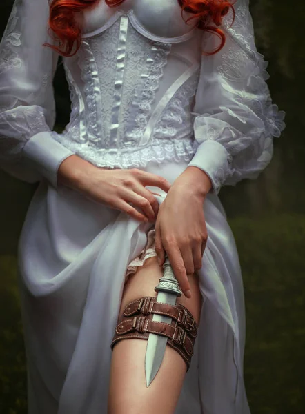 Fantasy Rusovlasá Nebezpečná Žena Středověká Zabijácká Královna Dýkou Pochvě Koženém — Stock fotografie