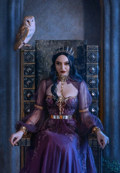 Mítica Mujer Fantasía Reina Vampiro Sienta Antiguo Trono Medieval Corona —  Fotos de Stock