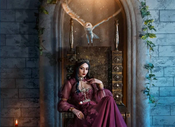 Art Photo Real People Fantasy Kobieta Zła Elven Królowa Siedzi — Zdjęcie stockowe