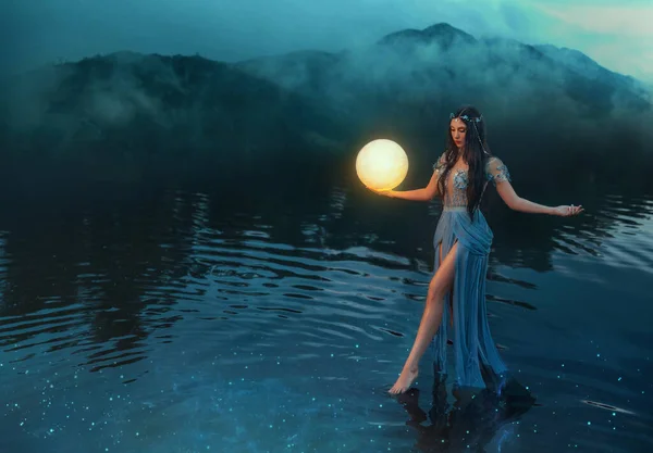 Mujer Fantasía Sosteniendo Luz Mágica Luna Brillante Planeta Mano Sexy — Foto de Stock