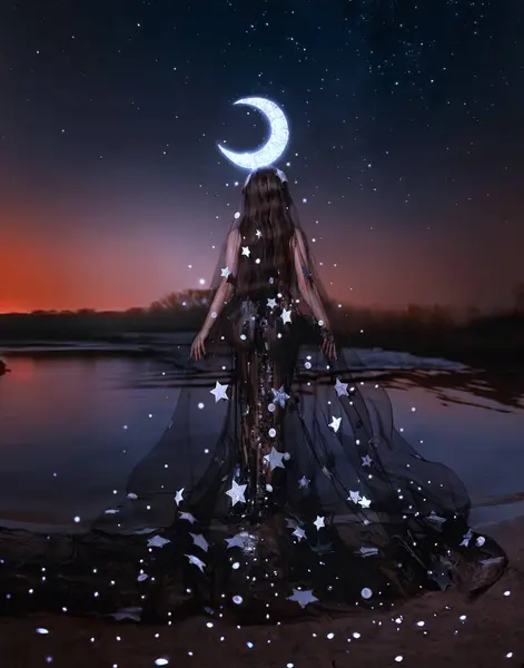 Gerçek insanlar, fantezi kraliçesi gece kraliçesi kadın su üzerinde yürüyor taç parlıyor, parlayan siyah elbiseli peri kız tanrıça arkadan bakıyor. Karanlık yaz gölü nehir sanat portresi seksi kraliçe.