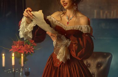 Yakından gülümseyen dudaklar sivri dişler keskin dişler Gotik Fantezi Kadın Vampir Kraliçesi elle kağıt mektup tutuyor. Karnaval akşamı beyaz balo elbisesi Cadılar Bayramı kostümü. Mutlu vampir kız seksi surat.