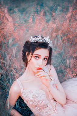 Oyuncak bebek suratlı, iri gözlü, sevimli elf marshmallow pembe elbiseli, dolgun çiçekli ve dantel desenli, omuzlarında ince kayışlı, ilk aşkı, ilk masum kız tatlı dudaklarını büzdü..