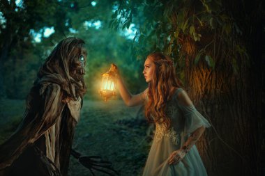 Fantezi kadın elf gece ormanda elinde fenerle dolaşıyor. Kız, karanlık peri iblisi, ölümün hayaleti, pelerinli siyah iskelet tarafından avlanıyor. Feyre Archeron ve Suriel 'in Cosplay karakter kitabı