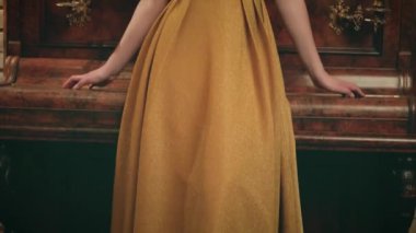 Soğuk dalgalı saçı olan, altın rengi elbisesi olan, piyanonun yanında duran, arkadaki, mum yakan, eski tuğla duvarlı kadın portresi. Operatör aktrisi tepeden tırnağa temizler. Parti Geçmişi Yeni Yıl