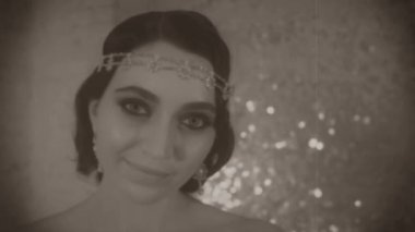 Eski film tahılları eklendi. Siyah ve beyaz portre genç çekici retro seksi kadın, klasik saç bandı, parmak dalgası saç stili güzel gülen yüz, tatil makyajı dumanı kedi gözleri. Karnaval tarzı parti