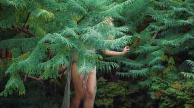 Vahşi bir dişi münzevi ormandan çıkar ve etrafa dikkatlice bakıp gülümser. Nazik, neşeli, sarı saçlı, gür saçlı, paçavralı, eski püskü elbiseli bir cadı.