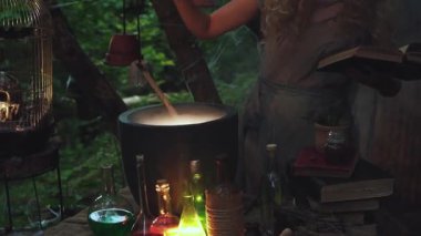 Büyük bir fıçı kaynar su ve parlayan buhar. Kötü cadı bir iksir hazırlar ve çağırır. Malzemeleri elle atıyor. Muhteşem bir manzara, bir sürü şişe, kavanoz camı ve şişeler parlıyor.